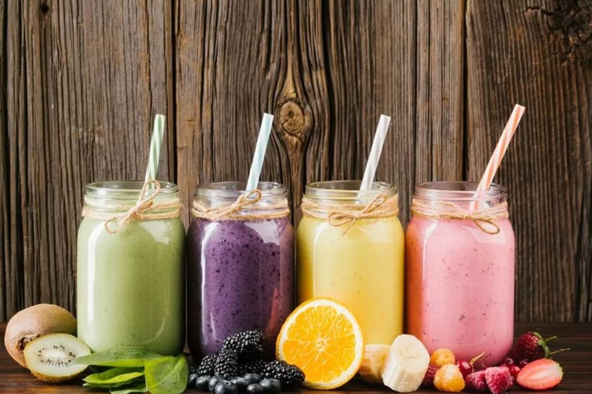 তাজা ফলের স্মুদি: মৌসুমি ফলের সঙ্গে দই, বীজ বা বাদামের দুধ মিশিয়ে তৈরি স্মুদি দীর্ঘক্ষণ শক্তি দেয়। কলা বা কমলার মতো ফলে থাকা প্রাকৃতিক চিনি ও ফাইবার শরীরে শক্তি ধরে রাখে এবং রক্তে শর্করার ভারসাম্য বজায় রাখে। ফলে কফির মতো হঠাৎ শক্তি কমে যাওয়ার ঝুঁকি থাকে না।